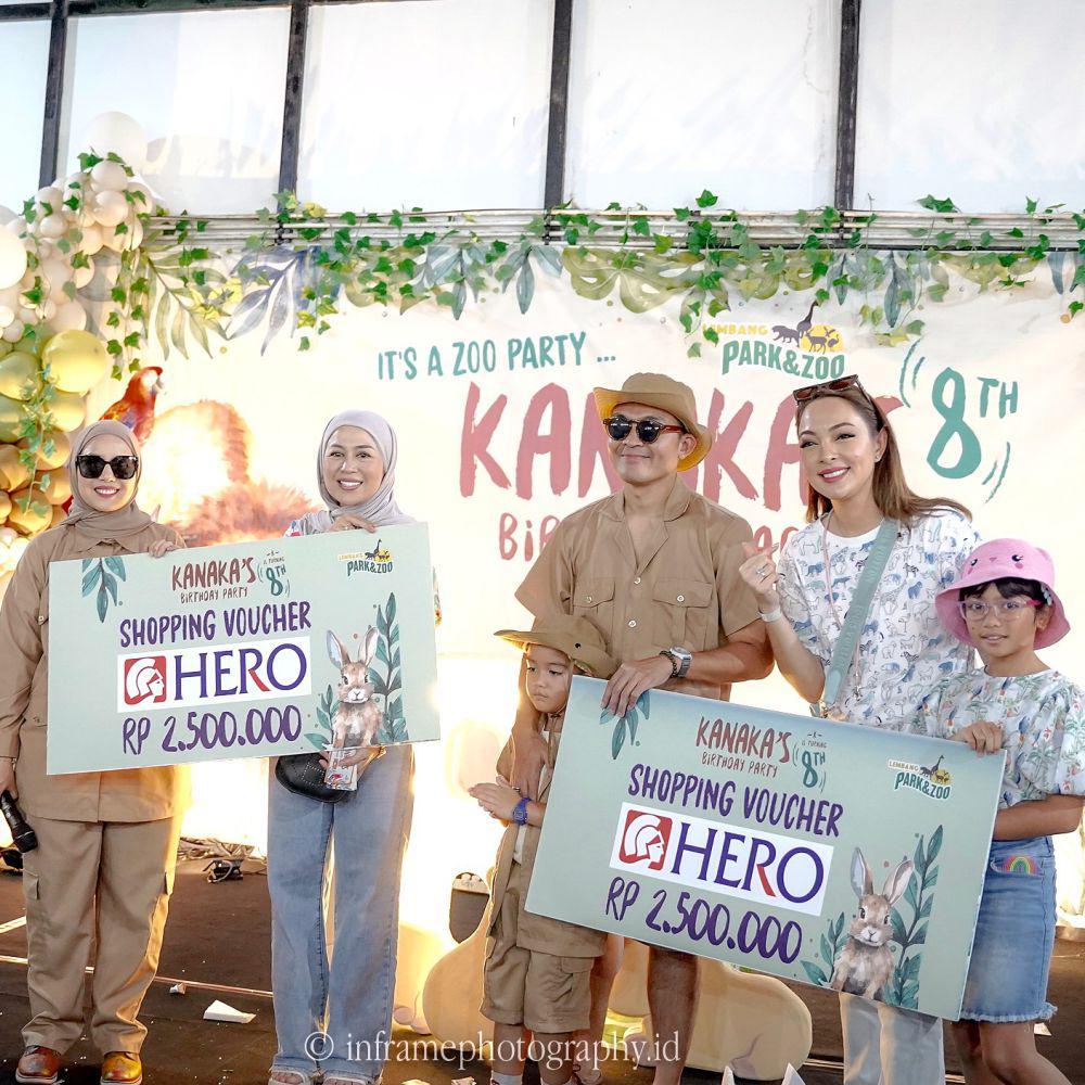 9 Momen Tya Ariestya Bagikan Doorprize di Ultah sang Anak