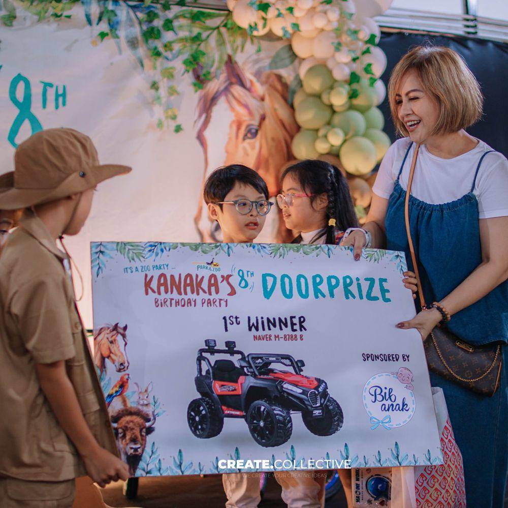 potret Tya Ariestya bagi-bagi doorprize di ulang tahun sang anak (instagram.com/tya_ariestya)