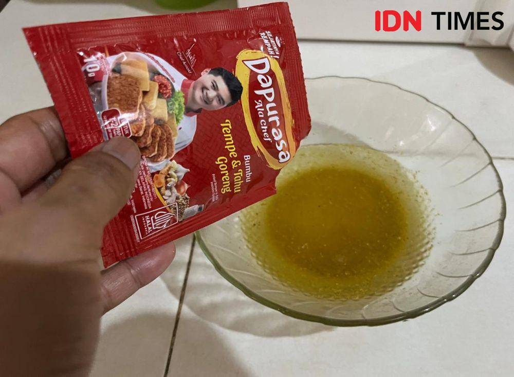 Potret memakai bumbu Dapurasa Ala Chef (IDN Times/Sunariyah)
