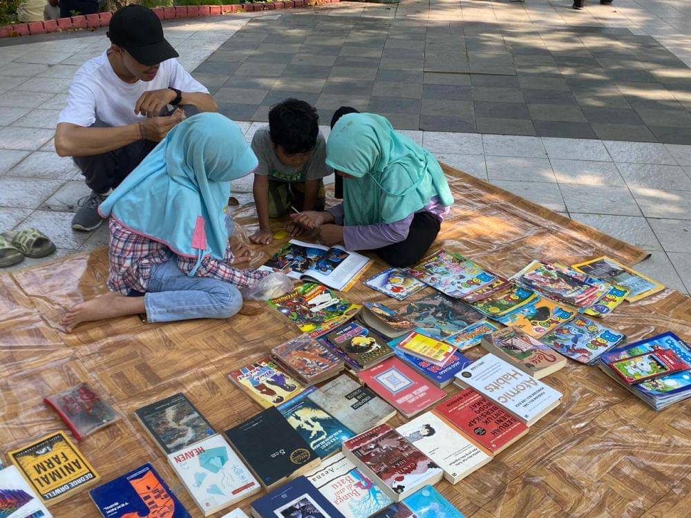 Aktivitas membaca di ruang terbuka yang dilakukan oleh Evelyn dan anggota komunitasnya. IDN Times/Khusnul Hasana
