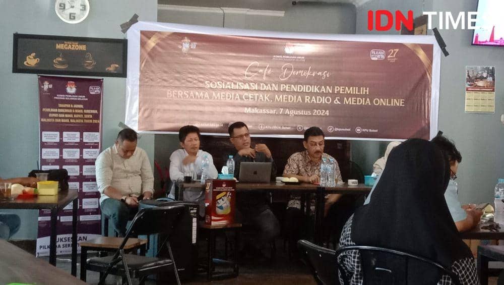 Bawaslu dan KPU Provinsi Sulawesi Selatan (Sulsel) menggelar sosialisasi pendidikan pemilu bertajuk Cafe Demokrasi, Rabu (7/8/2024) di Makassar. IDN Times/Ashrawi Muin