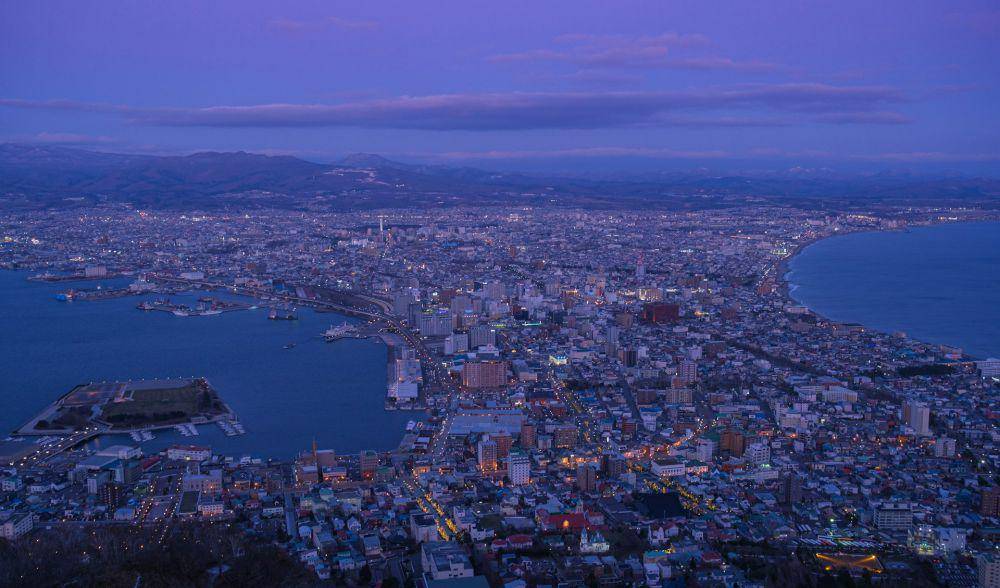 potret Hakodate di malam hari (unsplash.com/Zhuoqian Yang)