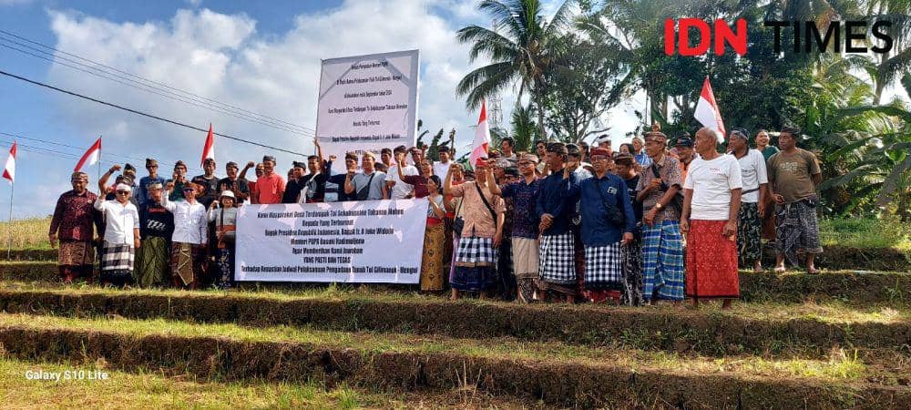 Aksi damai masyarakat terrdampak jaan tol Gilimanuk-Mengwi di Desa Antosari Kecamatan Selemadeg Barat Kabupaten Tabanan, Kamis (8/8/2024) (IDNTimes/Wira Sanjiwani)