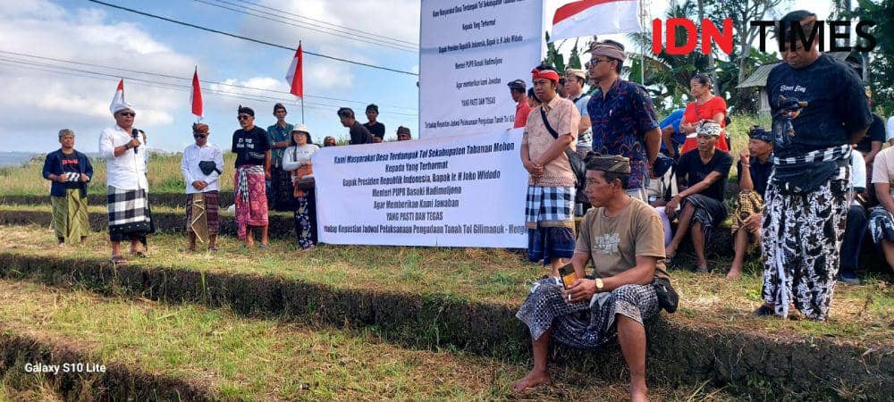 Aksi damai masyarakat terrdampak jaan tol Gilimanuk-Mengwi di Desa Antosari Kecamatan Selemadeg Barat Kabupaten Tabanan, Kamis (8/8/2024) (IDNTimes/Wira Sanjiwani)