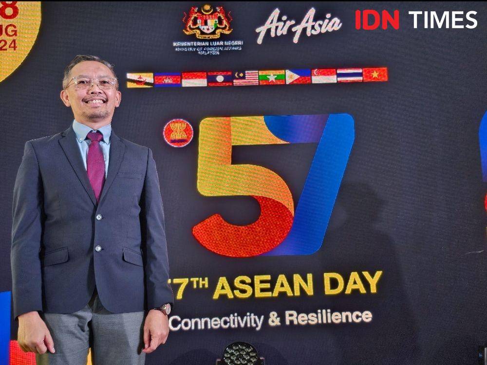 Presiden ASEANTA sekaligus Head of Indonesia Affairs and Policy AirAsia,Eddy Krismeidi Soemawilaga di acara 57th ASEAN Day yang digelar di RedHQ Air Asia, Sepang, Malaysia, Kamis (8/8/2024). (IDN Times/Deti Mega Purnamasari)