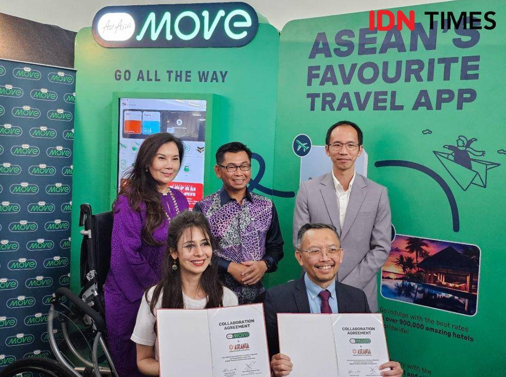 Presiden ASEANTA sekaligus Head of Indonesia Affairs and Policy AirAsia,Eddy Krismeidi Soemawilaga menandatangani kerja sama dengan CEO AirAsia MOVE, Nadia Omer di sela acara 57th ASEAN Day yang digelar di RedQ Air Asia, Sepang, Malaysia, Kamis (8/8/2024) disaksikan Wakil Menteri Luar Negeri Malaysia, YB Datuk Mohamad Bin Alamin. (IDN Times/Deti Mega Purnamasari)
