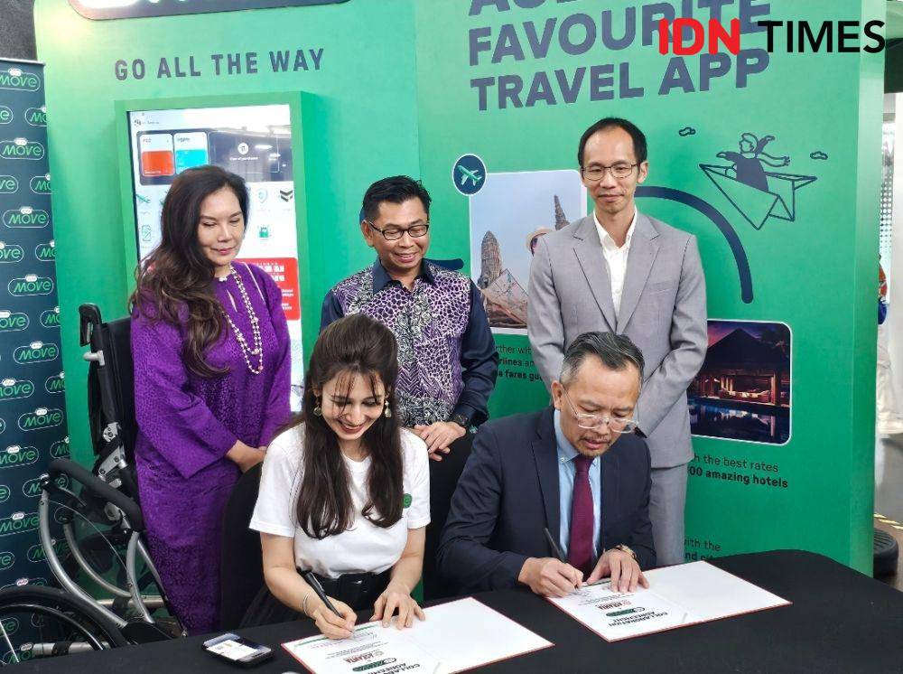 Presiden ASEANTA sekaligus Head of Indonesia Affairs and Policy AirAsia,Eddy Krismeidi Soemawilaga menandatangani kerja sama dengan CEO AirAsia MOVE, Nadia Omer di sela acara 57th ASEAN Day yang digelar di RedHQ Air Asia, Sepang, Malaysia, Kamis (8/8/2024) disaksikan Wakil Menteri Luar Negeri Malaysia, YB Datuk Mohamad Bin Alamin.  . (IDN Times/Deti Mega Purnamasari)
