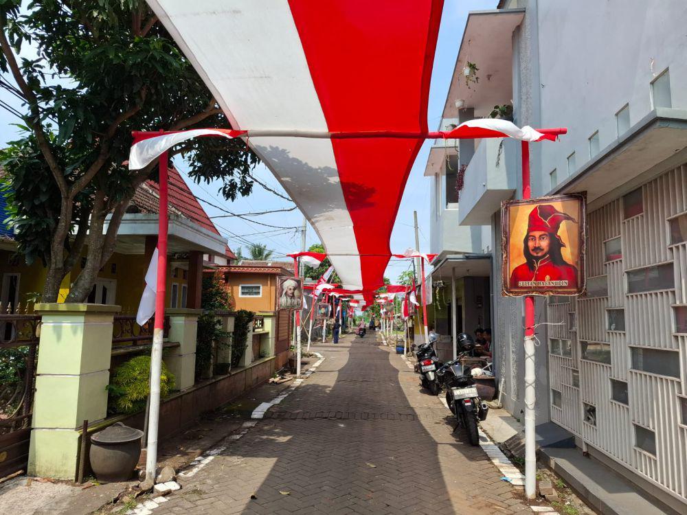 Warga Dusun Sememek RT.37/RW.6, Desa Kebonagung, Kecamatan Pakisaji, Kabupaten Malang memasang bendera sepanjang 308 meter untuk HUT RI. (IDN Times/Rizal Adhi Pratama)
