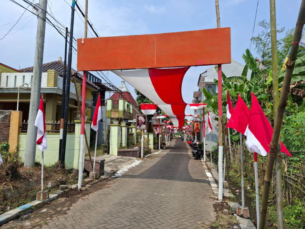 Warga Dusun Sememek RT.37/RW.6, Desa Kebonagung, Kecamatan Pakisaji, Kabupaten Malang memasang bendera sepanjang 308 meter untuk HUT RI. (IDN Times/Rizal Adhi Pratama)