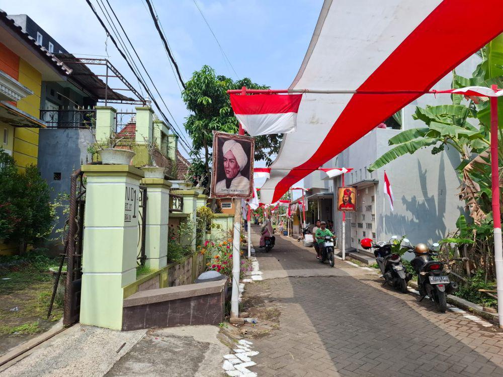 Warga Dusun Sememek RT.37/RW.6, Desa Kebonagung, Kecamatan Pakisaji, Kabupaten Malang memasang bendera sepanjang 308 meter untuk HUT RI. (IDN Times/Rizal Adhi Pratama)