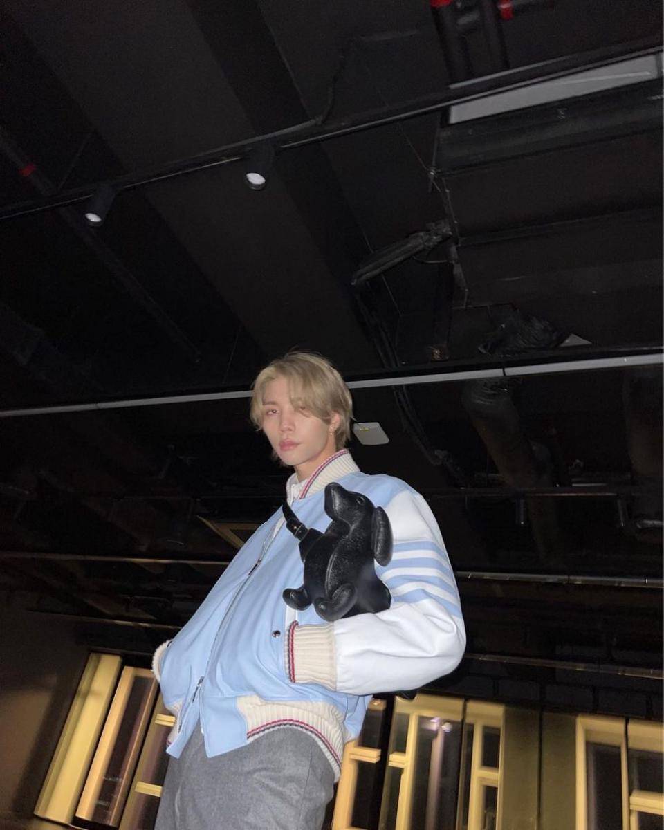 gaya OOTD dengan tas ala Johnny NCT (https://www.instagram.com/johnnyjsuh)