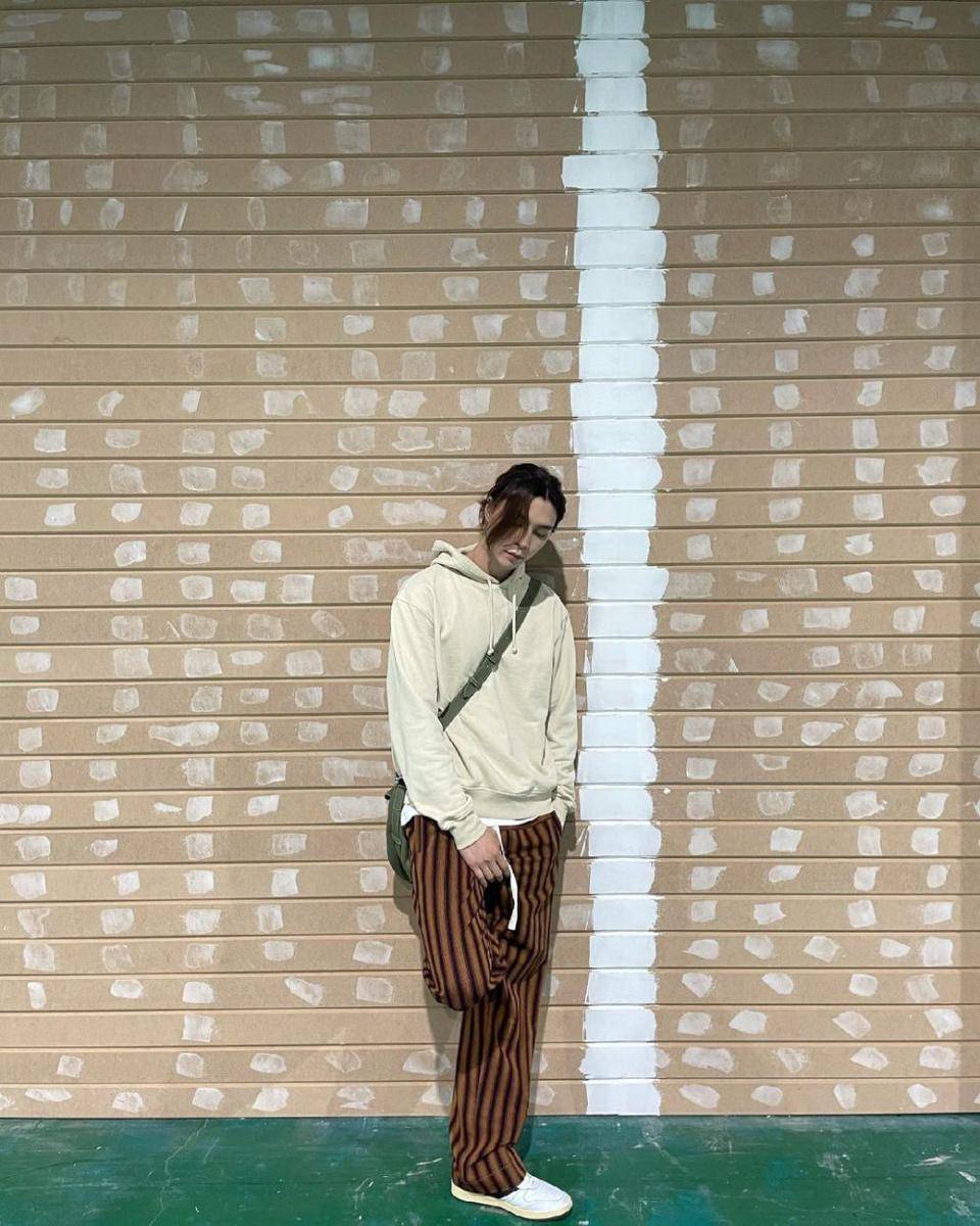 gaya OOTD dengan tas ala Johnny NCT (https://www.instagram.com/johnnyjsuh)
