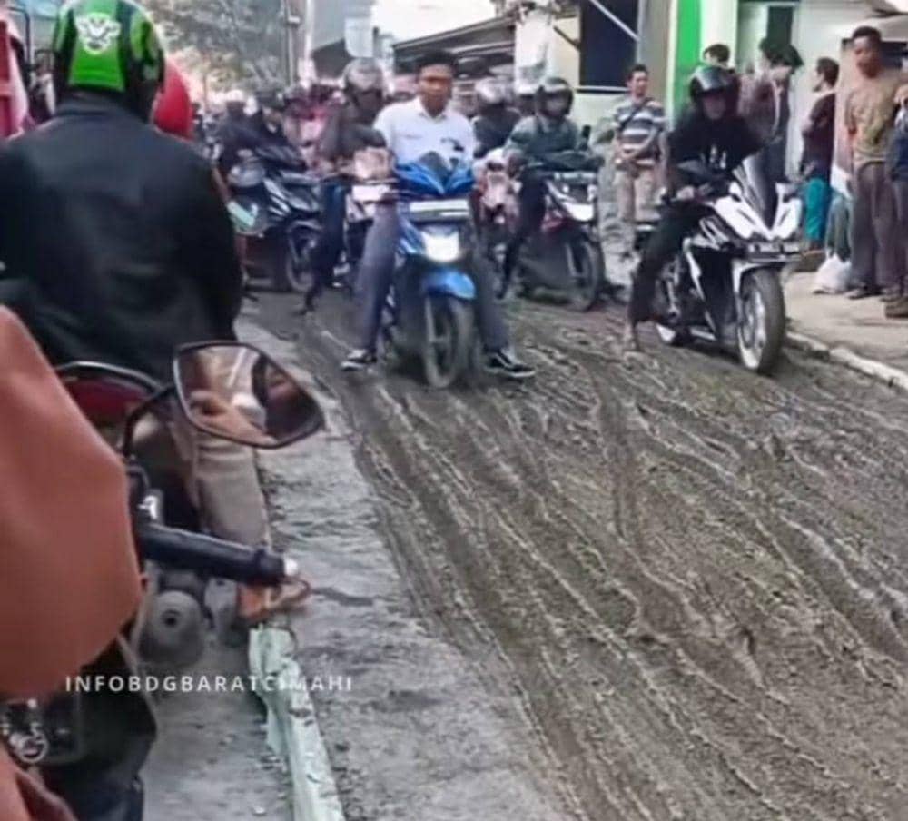 Viral Jalan Provinsi Baru Dicor Langsung Dilindas Pengendara