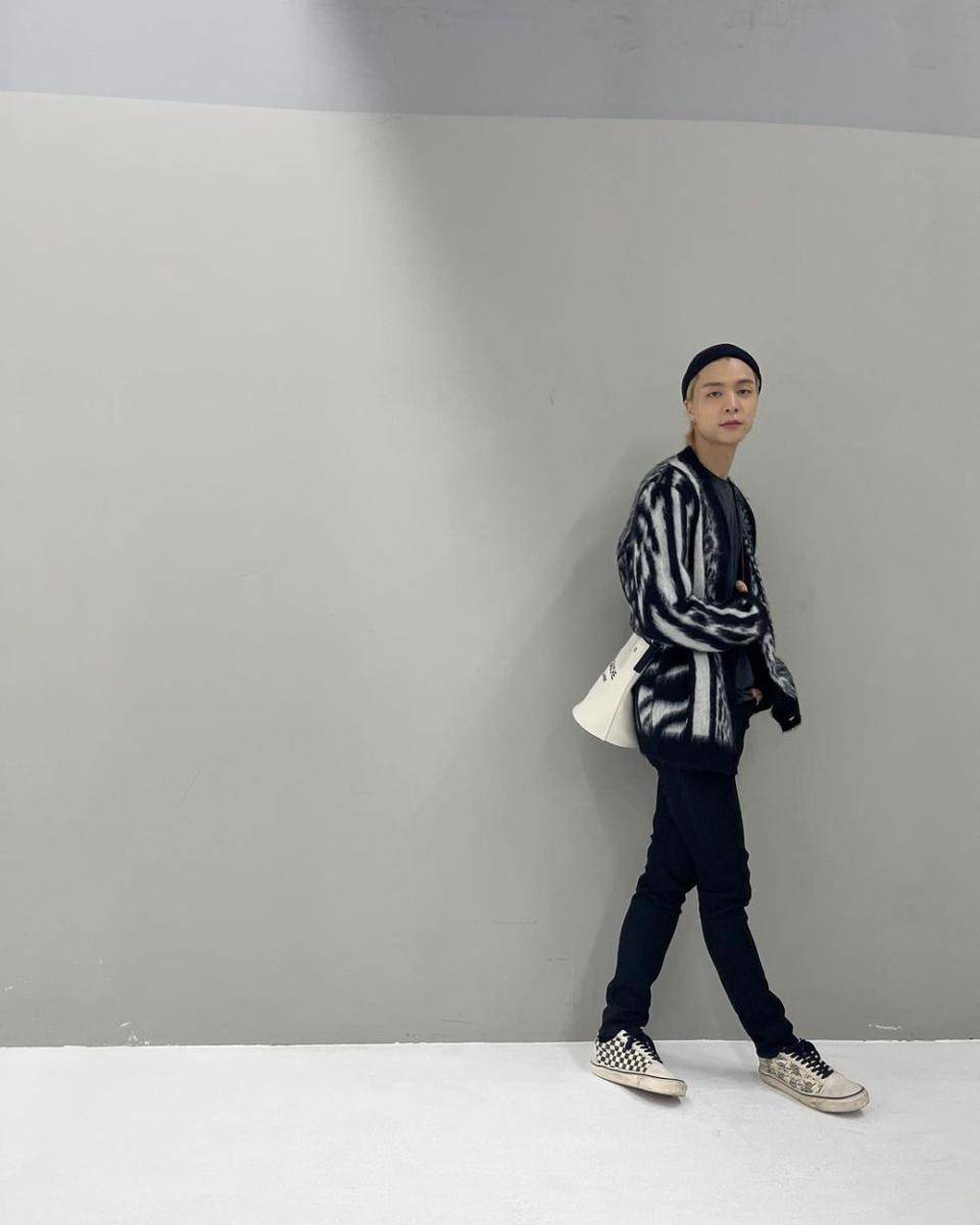 gaya OOTD dengan tas ala Johnny NCT (https://www.instagram.com/johnnyjsuh)