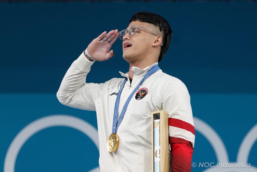 Atlet angkat besi Indonesia, Rizki Juniansyah meraih medali emas dari Olimpiade 2024 Paris (dok.NOC Indonesia/Naif Muhammad Al’as/Canon Indonesia)