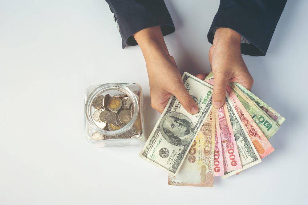 ilustrasi uang dolar (Freepik.com/jcomp)