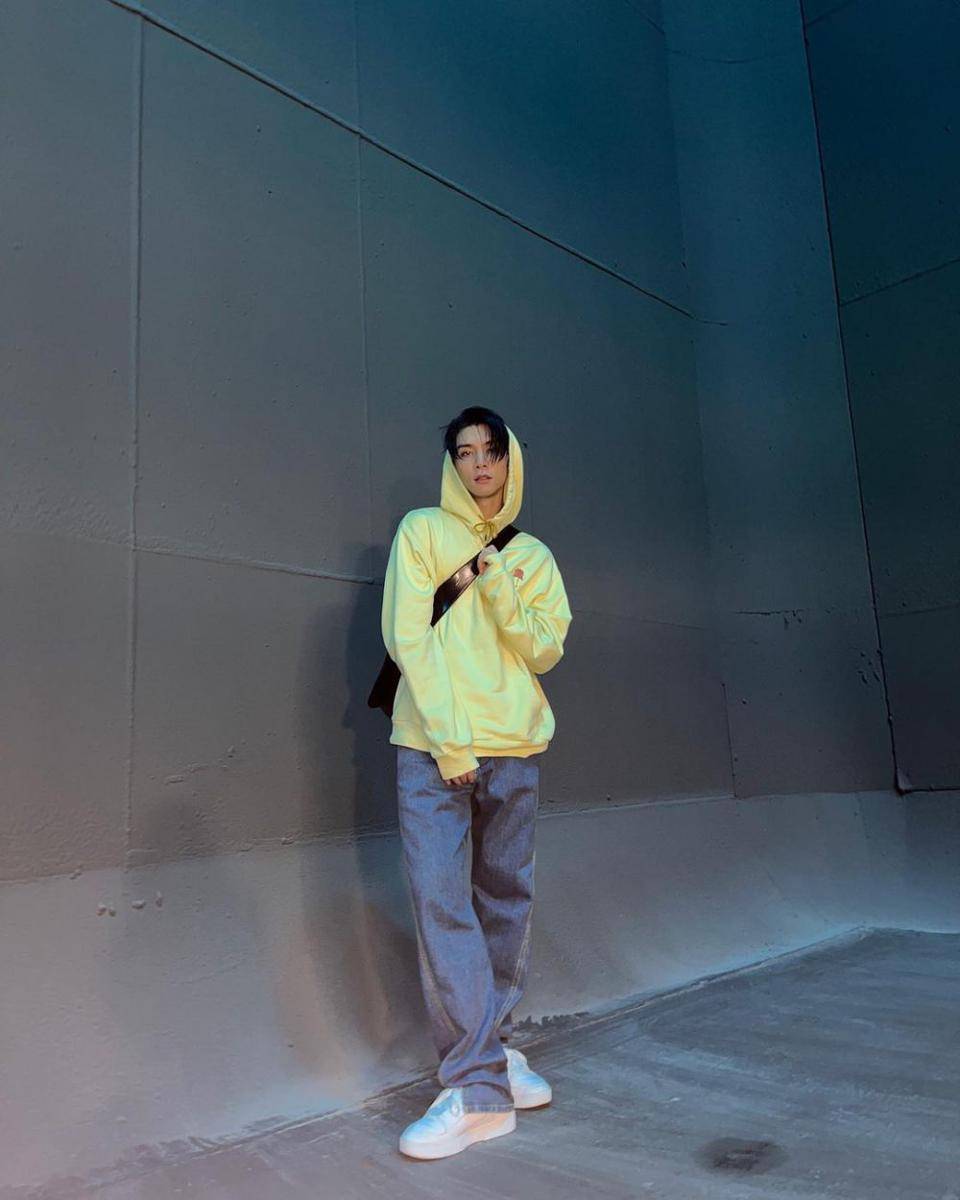 gaya OOTD dengan tas ala Johnny NCT (https://www.instagram.com/johnnyjsuh)