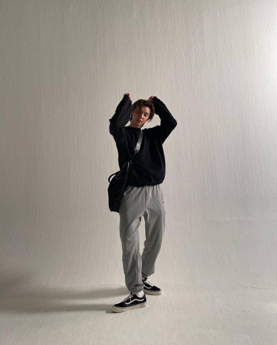 gaya OOTD dengan tas ala Johnny NCT (https://www.instagram.com/johnnyjsuh)