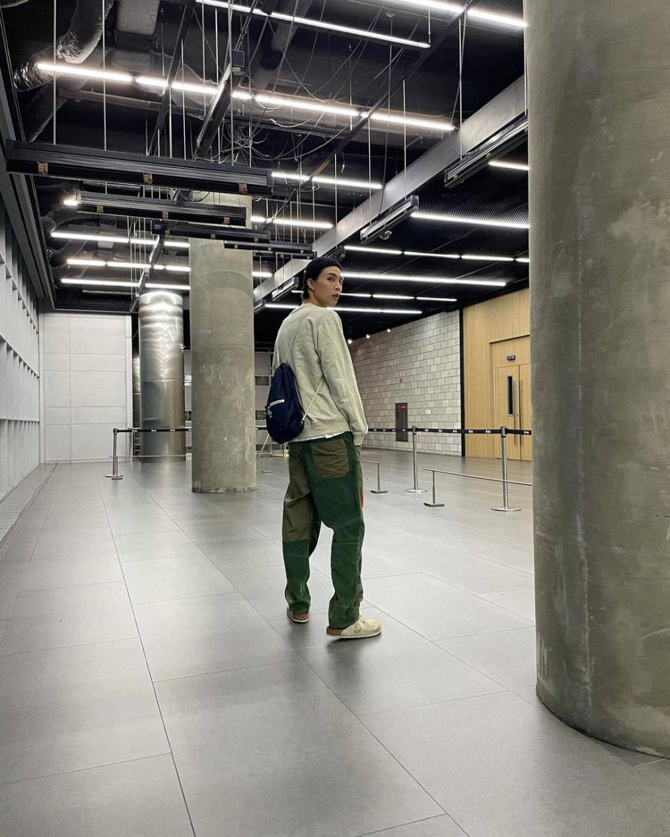 gaya OOTD dengan tas ala Johnny NCT (https://www.instagram.com/johnnyjsuh)