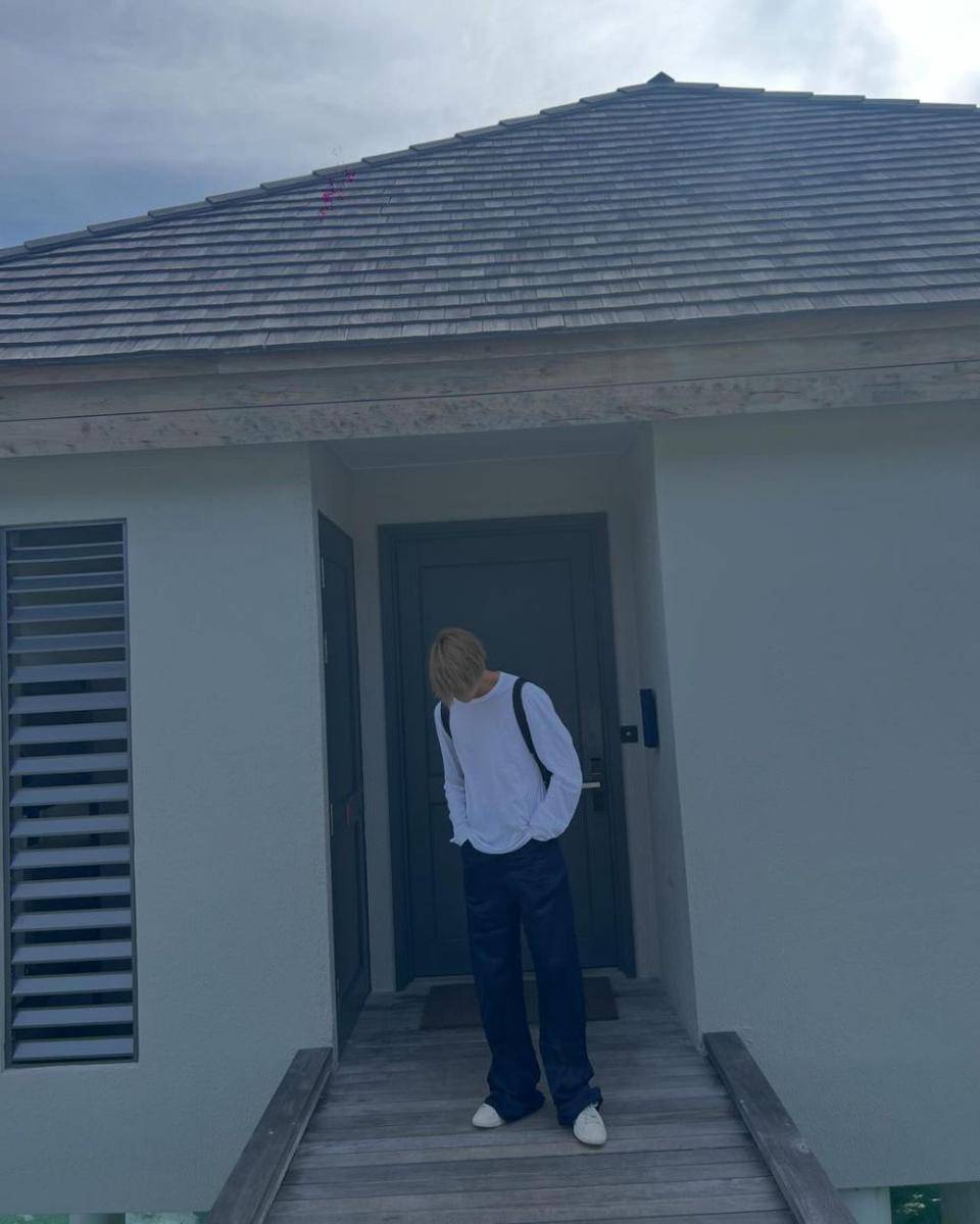 gaya OOTD dengan tas ala Johnny NCT (https://www.instagram.com/johnnyjsuh)