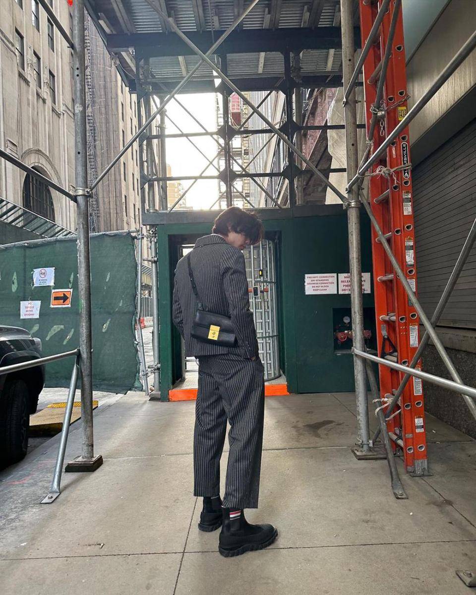 gaya OOTD dengan tas ala Johnny NCT (https://www.instagram.com/johnnyjsuh)