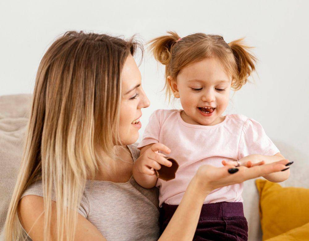 Ilustrasi ibu bermain bersama anak (freepik.com/freepik)