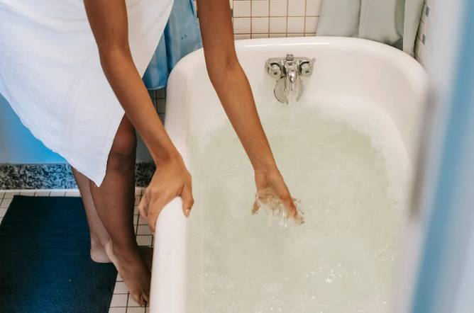 ilustrasi mengisi bath up untuk mandi busa (pexels.com/sorashimazaki)