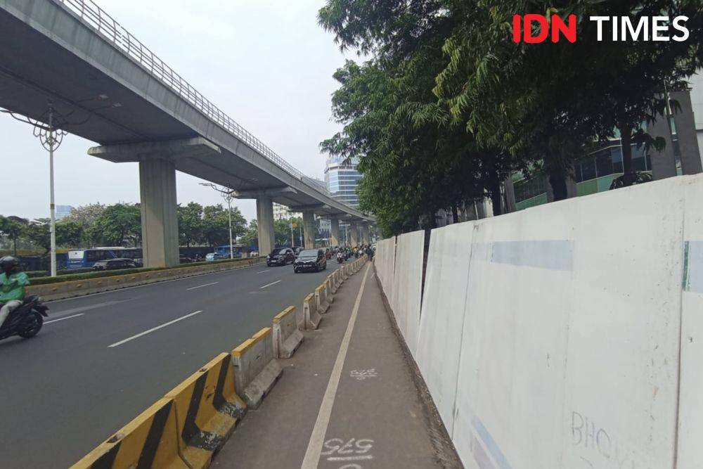 Kondisi kebocoran pipa gas di Jalan Rasuna Said, Gedung Kemenkes, Kamis (8/8/2024). (IDN Times/Dini Suciatiningrum)