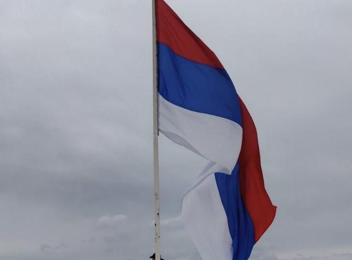 Bendera Serbia di Kosovo Utara. (x.com/Aco_Sfens)