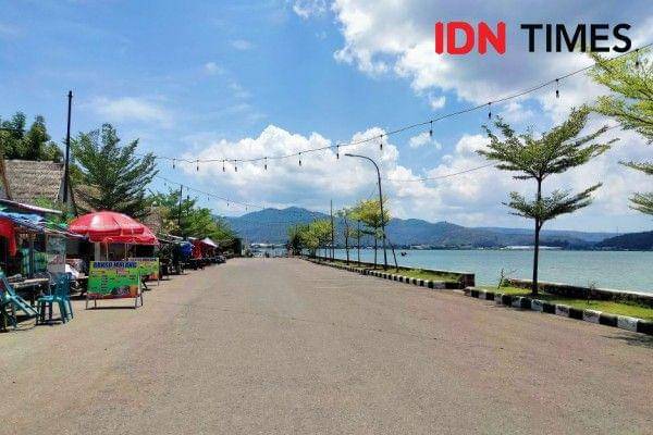 Foto Pantai Lawata Kota Bima (IDN Times/Juliadin)