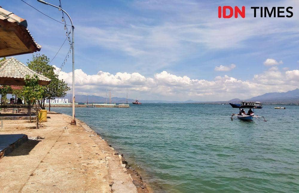 Foto kawasan Pantai Lawata (IDN Times/Juliadin)