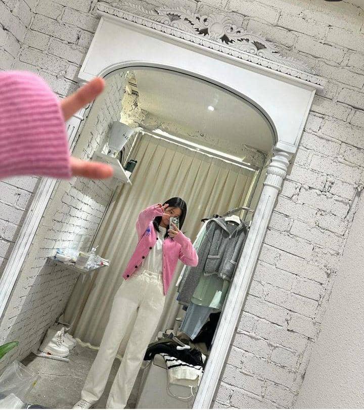 Kim Minju (instagram.com/minn.__.ju)