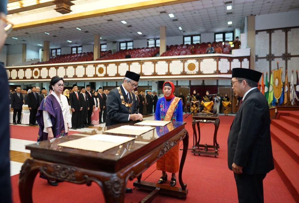 Dilantik Jadi Rektor, MWA Harap Prof Hartono Bawa UNS Mendunia