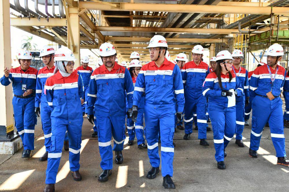 Komisaris Utama PT Pertamina (Persero) Simon Aloysius Mantiri mengunjungi PT Kilang Pertamina Internasional (KPI) Refinery Unit IV Cilacap (06/08) (dok. Pertamina)