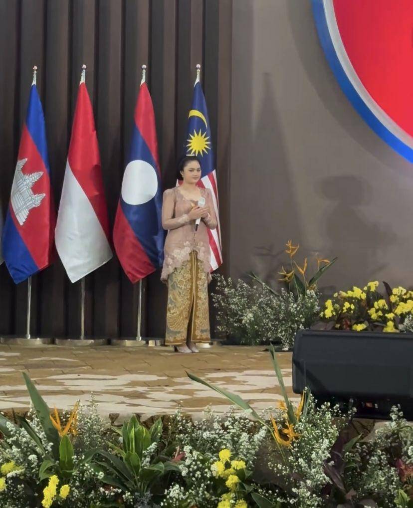 potret Amora Lemos di HUT ASEAN ke-57 (Instagram.com/krisdayantilemos)