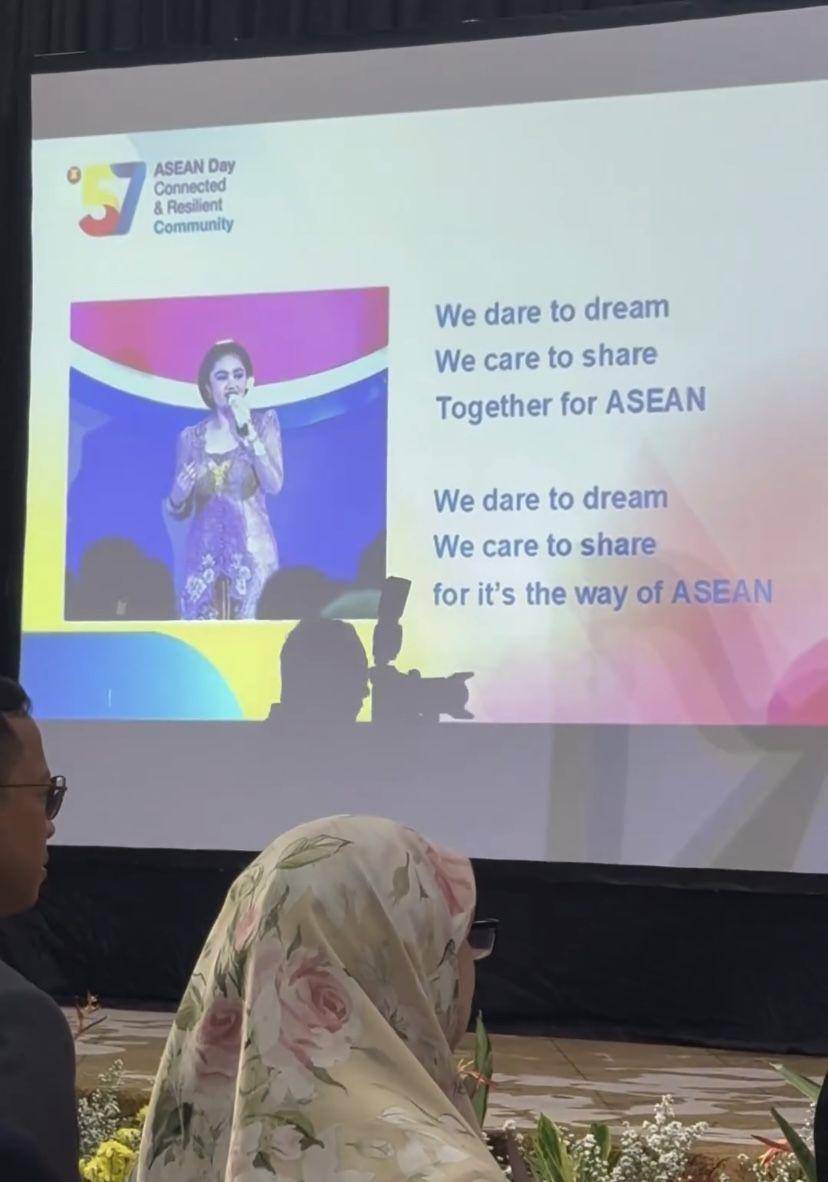 potret Amora Lemos di HUT ASEAN ke-57 (Instagram.com/krisdayantilemos)