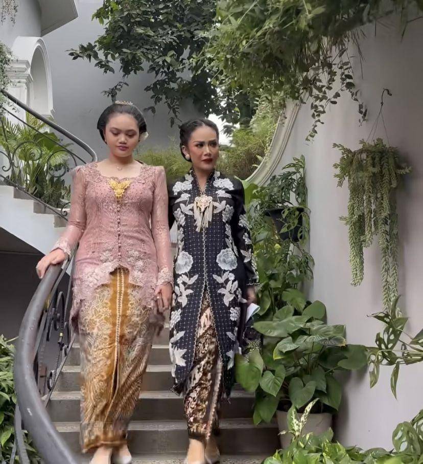 potret Amora Lemos di HUT ASEAN ke-57 (Instagram.com/anggi30)