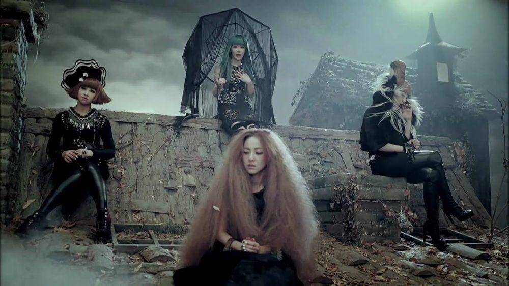 cuplikan MV "It Hurts" (youtube.com/2NE1)