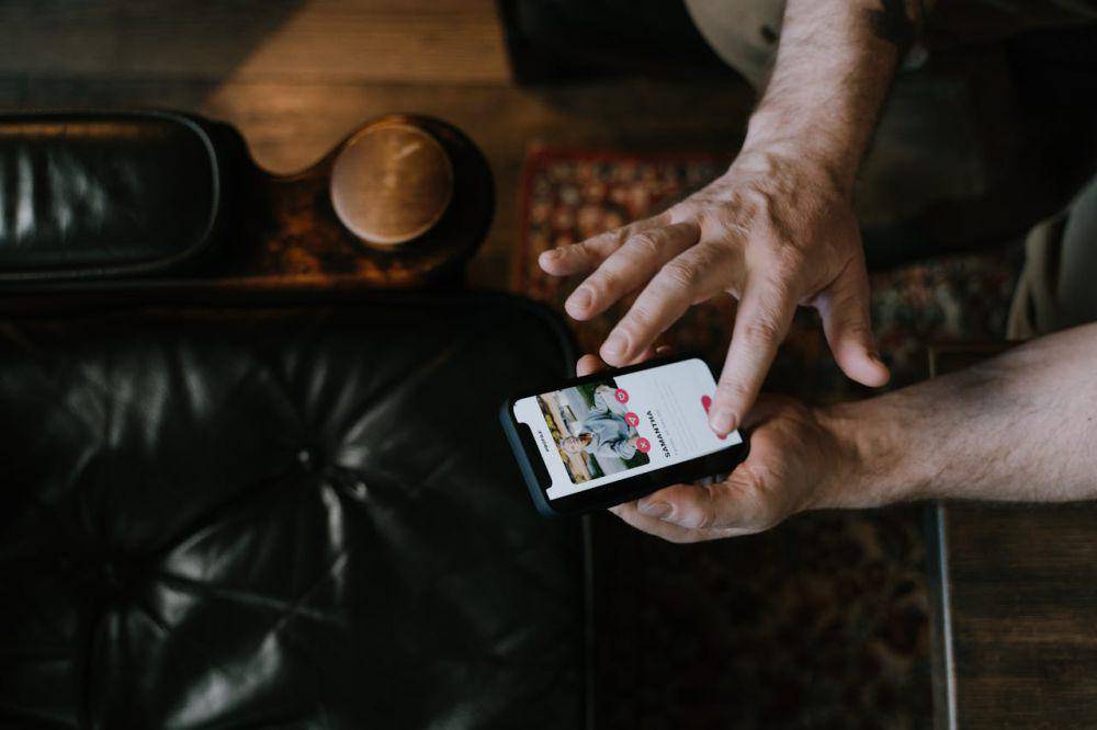 ilustrasi menggunakan dating apps (pexels.com/cottonbro studio)