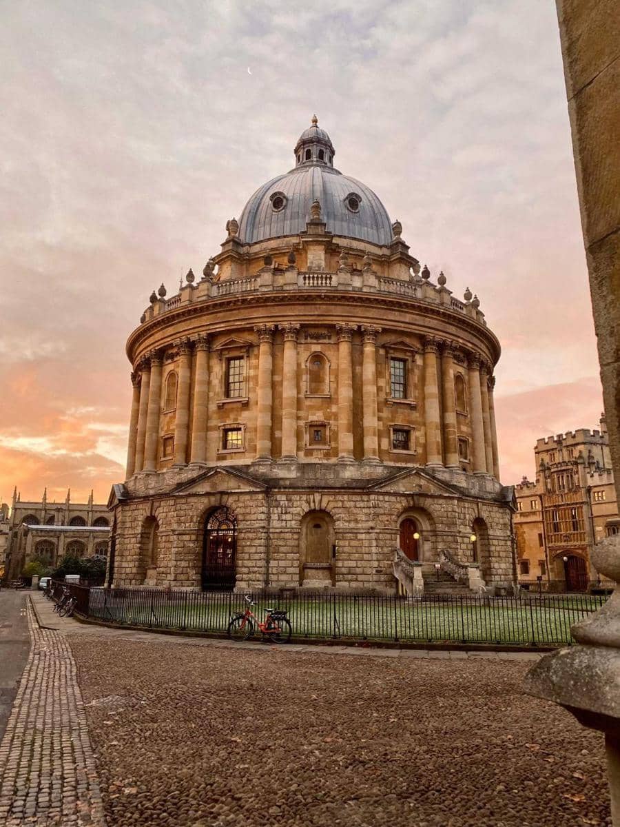 universitas oxford (pexels.com/Jess Buckle)