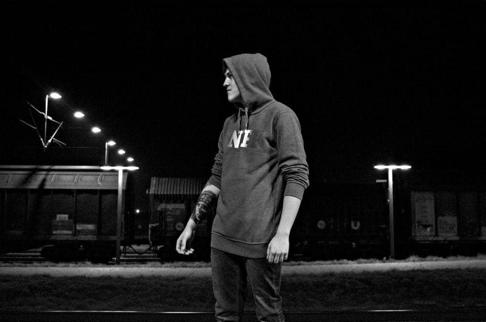 Pria mengenakan hoodie (pexels.com/Jonas Jacobsen)