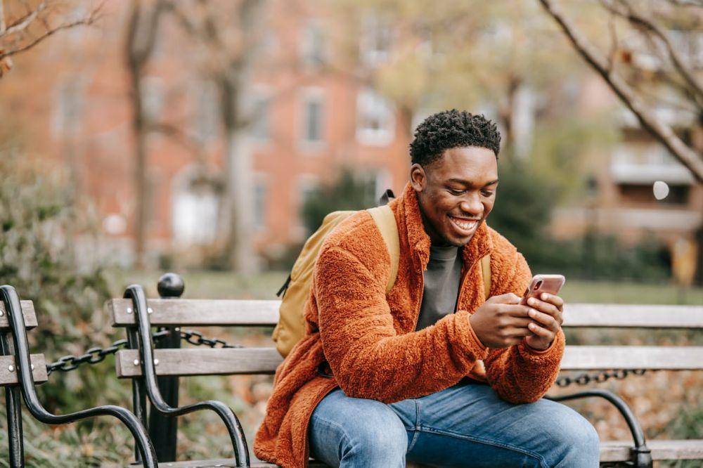 ilustrasi menggunakan dating apps (pexels.com/Keira Burton)