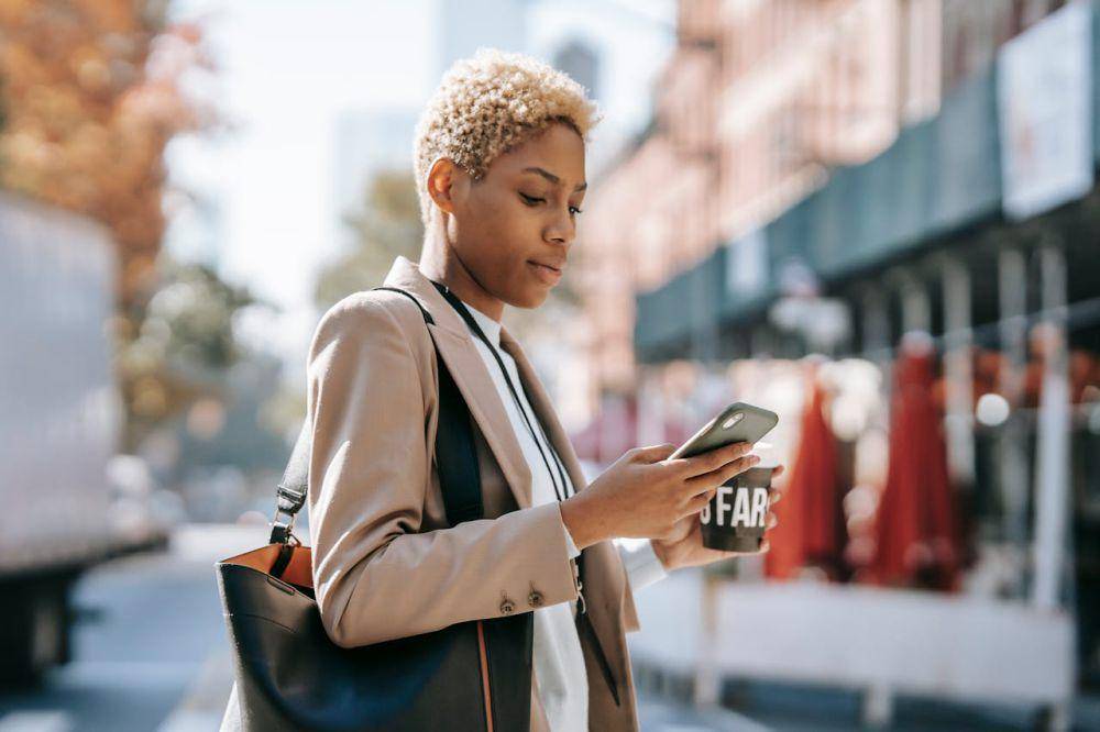 ilustrasi menggunakan dating apps (pexels.com/Ono Kosuki)