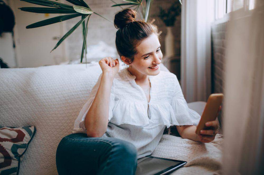 ilustrasi menggunakan dating apps (pexels.com/Helena Lopes)