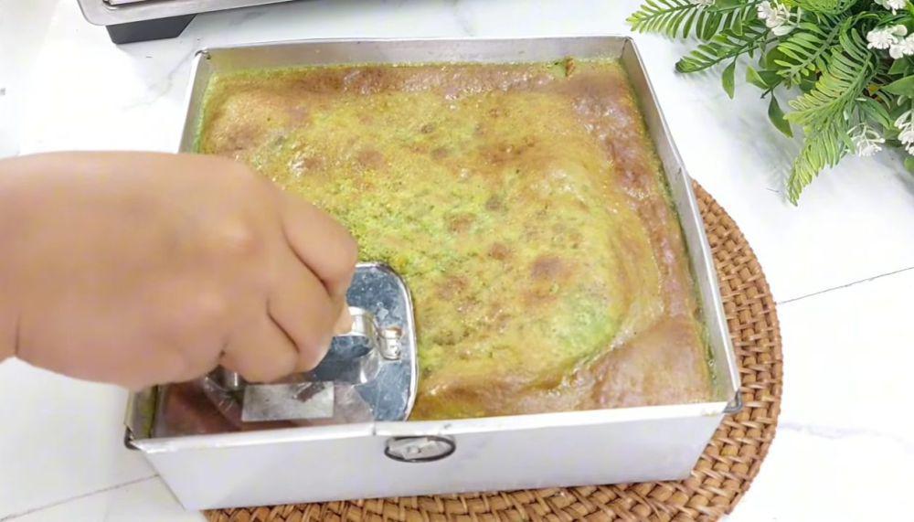 ilustrasi menekan kue engkak ketan pandan (YouTube.com/DAPUR NAJWA)