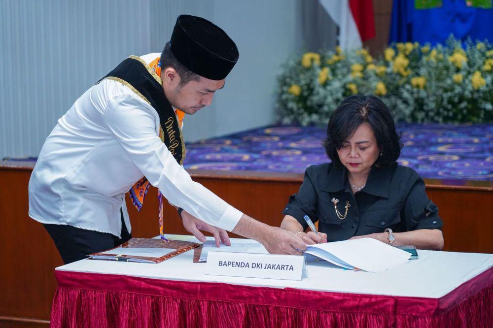 Pemprov) DKI Jakarta menandatangani Kesepakatan Bersama (KB) dan Perjanjian Kerja Sama (PKS) dengan 12 Gerai Samsat yang terletak di pusat perbelanjaan di lima wilayah kota administrasi DKI Jakarta. (dok. Bapenda)