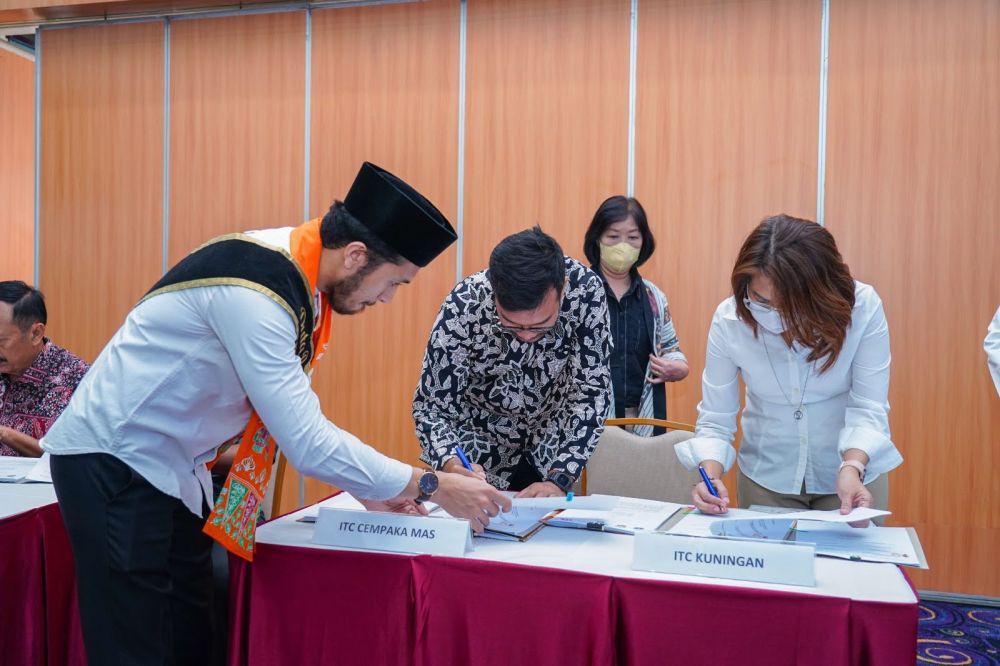 Pemprov) DKI Jakarta menandatangani Kesepakatan Bersama (KB) dan Perjanjian Kerja Sama (PKS) dengan 12 Gerai Samsat yang terletak di pusat perbelanjaan di lima wilayah kota administrasi DKI Jakarta. (dok. Bapenda)