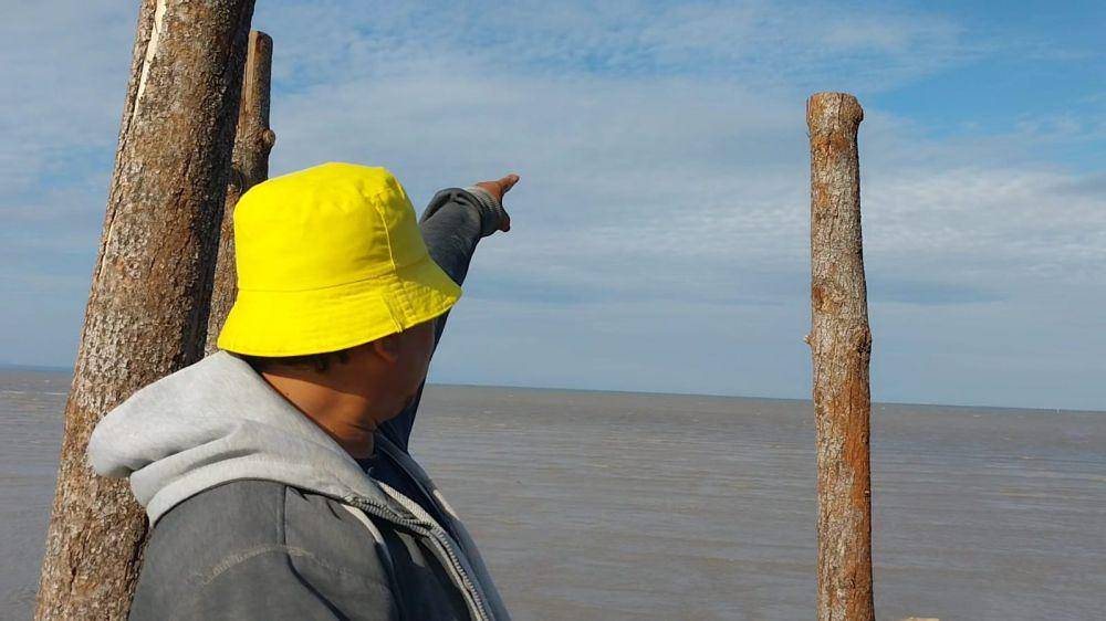 Nelayan tunjukkan wilayah laut yang akan direklamasi (IDN Times/Ryzka Tiara)