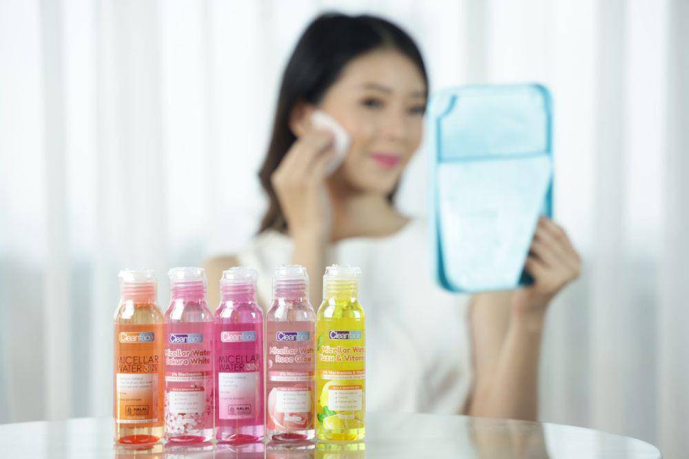 ilustrasi membersihkan wajah dengan micellar water (dok. CleanFace)