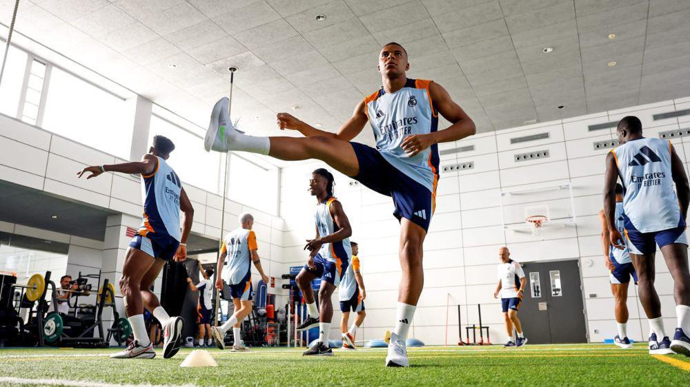 Potret latihan perdana Kylian Mbappe di Real Madrid. (x.com/@realmadrid).